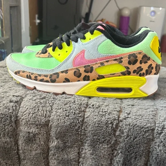 Nike Women's Air Max 90 LX "Illusion Green" (Style Code: CW3499-300). SZ 10 - Picture 8 of 15